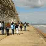 grupa maszerujących ludzi