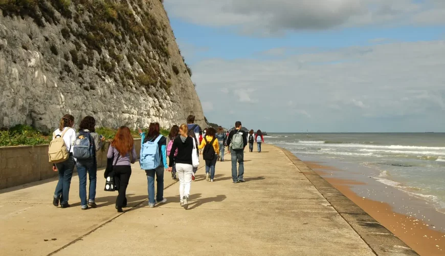 grupa maszerujących ludzi