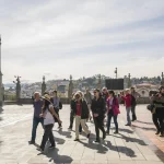 grupa pielgrzymów przed katedrą