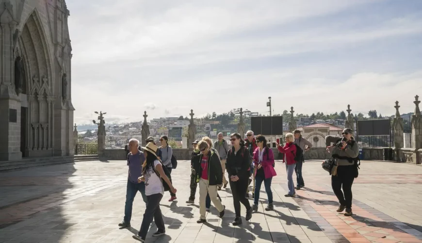 grupa pielgrzymów przed katedrą