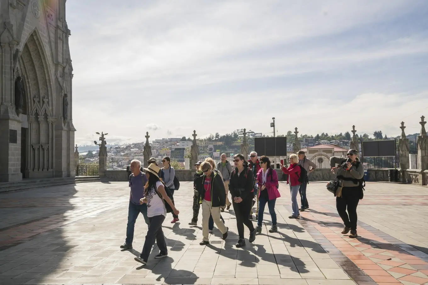 grupa pielgrzymów przed katedrą
