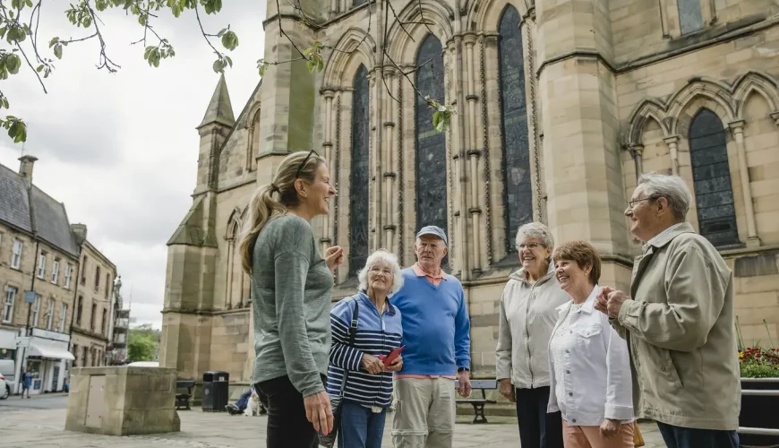 grupa seniorów pod kaplicą
